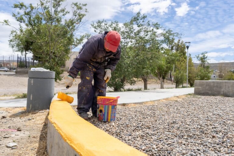Con trabajos de iluminación, pintura y parquizado, intervienen la plaza del Quirno Costa