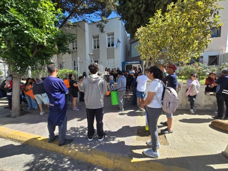Vecinos de Sismográfica advierten sobre la emergencia: “El movimiento del cerro es minuto a minuto”