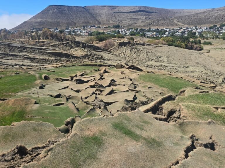 Gómez advirtió: “La lluvia nos preocupa y puede agravar el movimiento del suelo”
