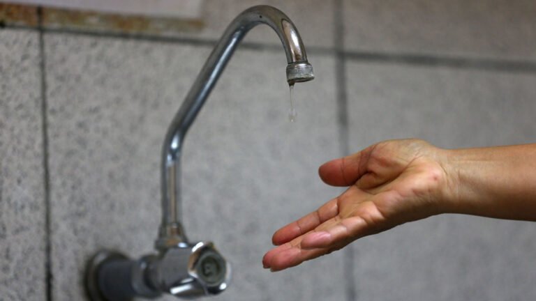Por nuevas fallas, prolongan el corte de agua en zona sur y activan puntos de abastecimiento