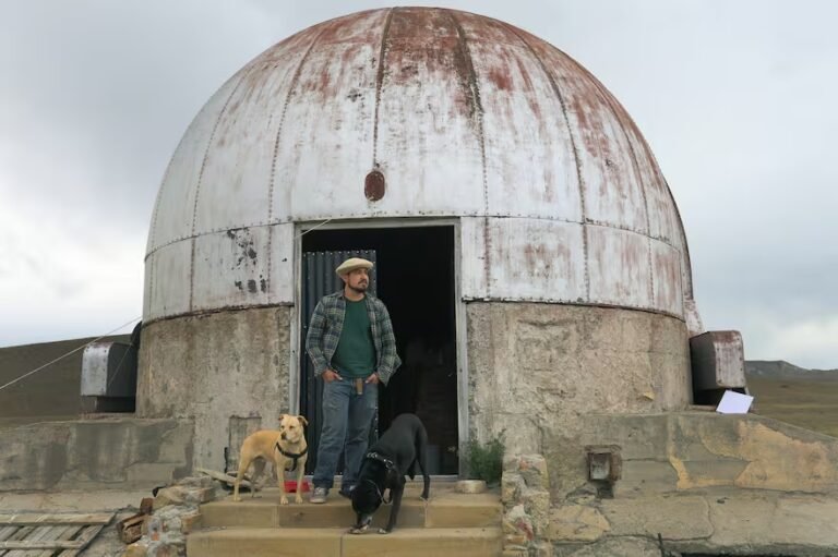 Con 35 años, se autoexilió en la estepa patagónica y vive en un observatorio abandonado