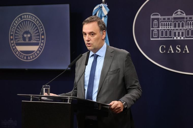 Incendios en la Patagonia: Adorni anunció que Nación desplegó 195 brigadistas y 15 medios aéreos