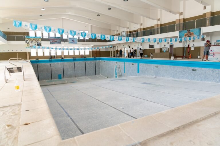 Continúan los trabajos de refacción en el natatorio del Club Huergo
