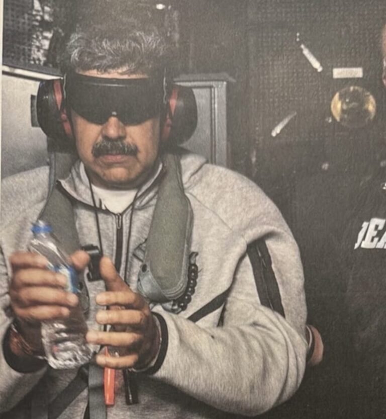 Se conoció la primera imagen de Maduro tras la captura: ojos tapados y manos atadas