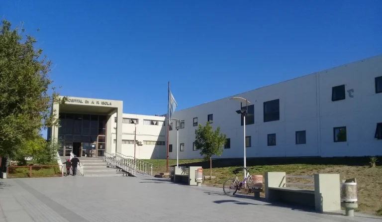 Una joven cayó al vacío desde un quinto piso y fue hospitalizada