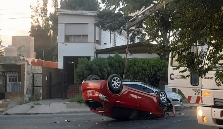Circulaba a contramano, provocó un choque múltiple y terminó volcando