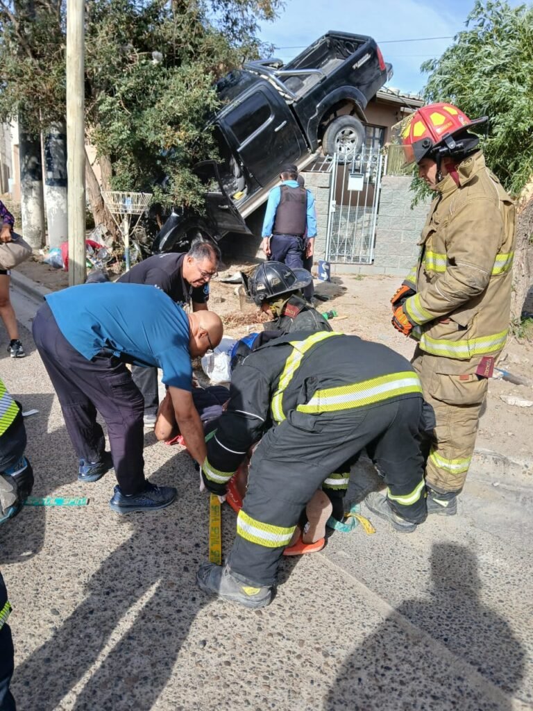 Fuerte accidente en Lisandro de la Torre y Federicci: Una camioneta terminó sobre el paredón de una vivienda