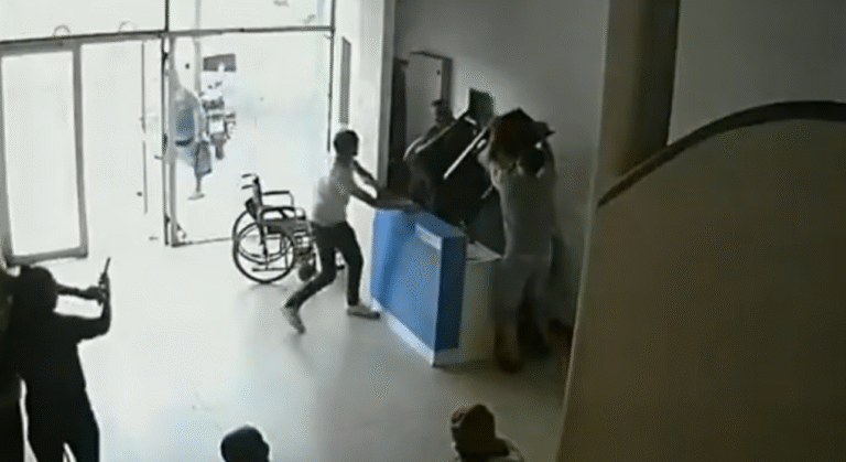 Familiares de un paciente entraron a la clínica y agredieron al personal de seguridad