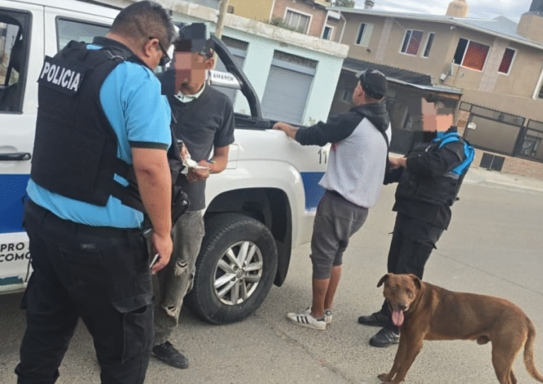 Robó la recaudación de una carnicería y se escondió en un pasaje, pero un testigo lo delató