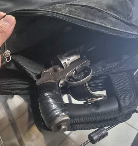 Golpe al narcomenudeo: secuestran marihuana, cocaína y un arma tras allanamientos