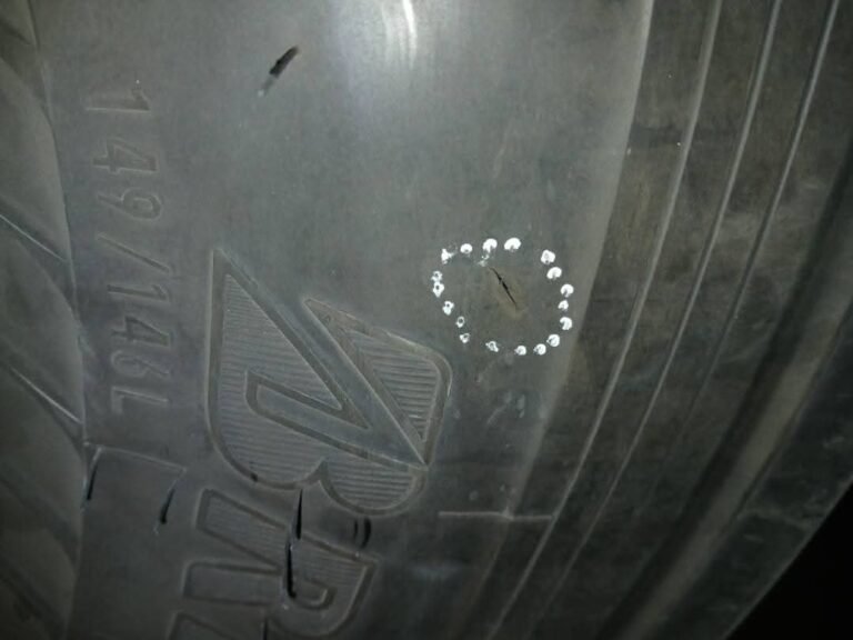 Vandalismo: Dañaron y cortaron neumáticos de un colectivo que se dirigía a Rada Tilly