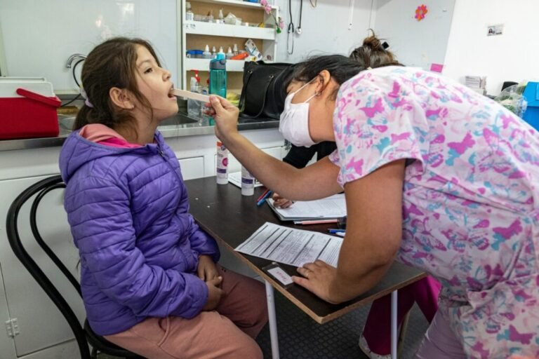 Controles de salud y vacunación: el tráiler de Salud Municipal prioriza a estudiantes