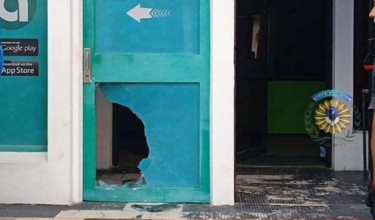 Huía con varios celulares al dañar una puerta e ingresar a un comercio