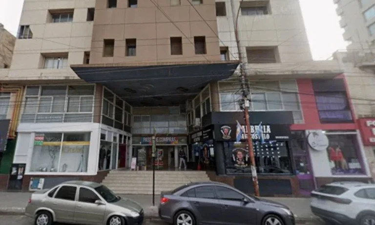 Cinco personas quedaron atrapadas en el ascensor de una galería y debieron ser rescatadas