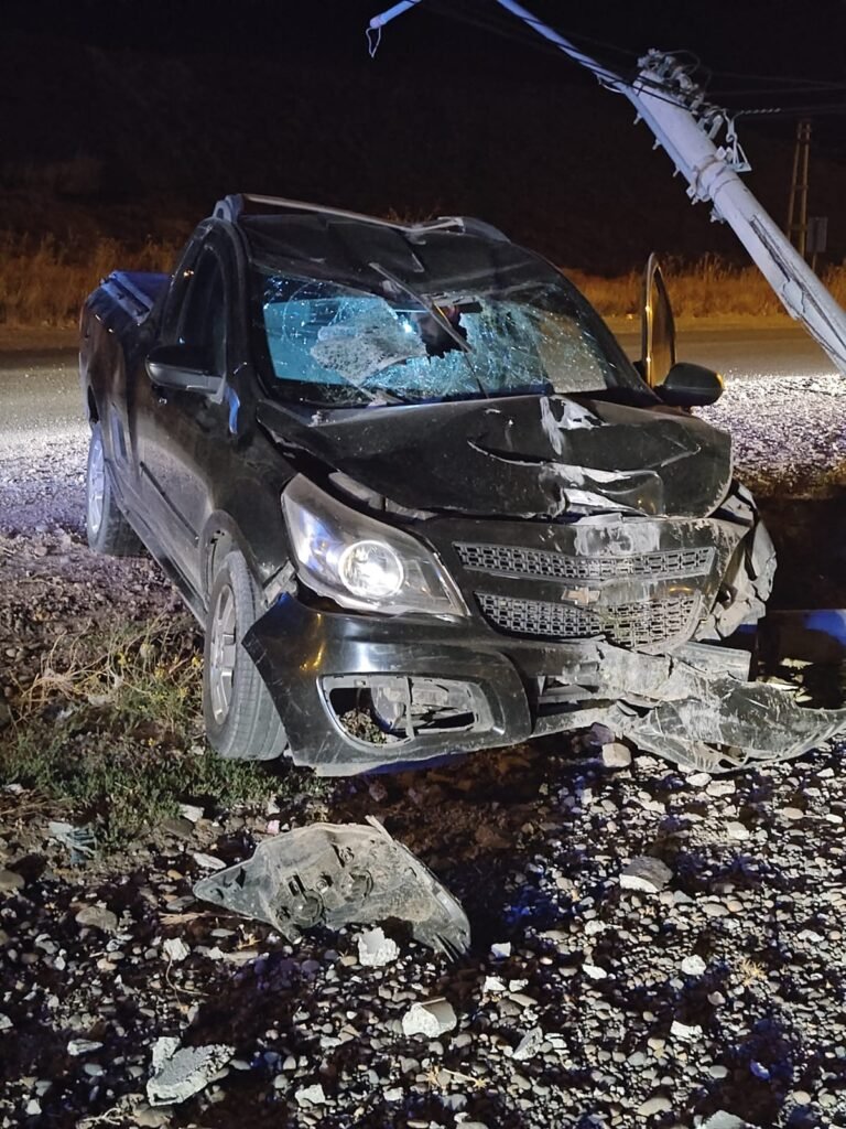 Madrugada accidentada: Conducía alcoholizado, chocó contra un poste y le secuestraron el vehículo