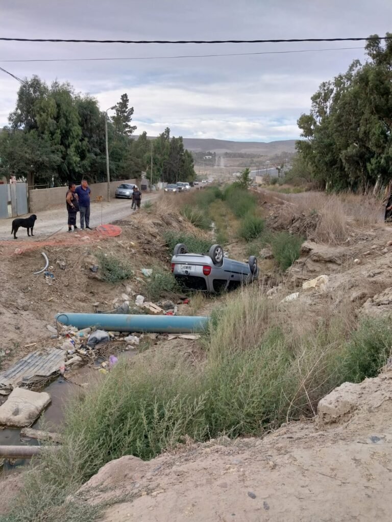Vuelco y milagro en el Barrio Cordón Forestal: una conductora y un menor resultaron ilesos