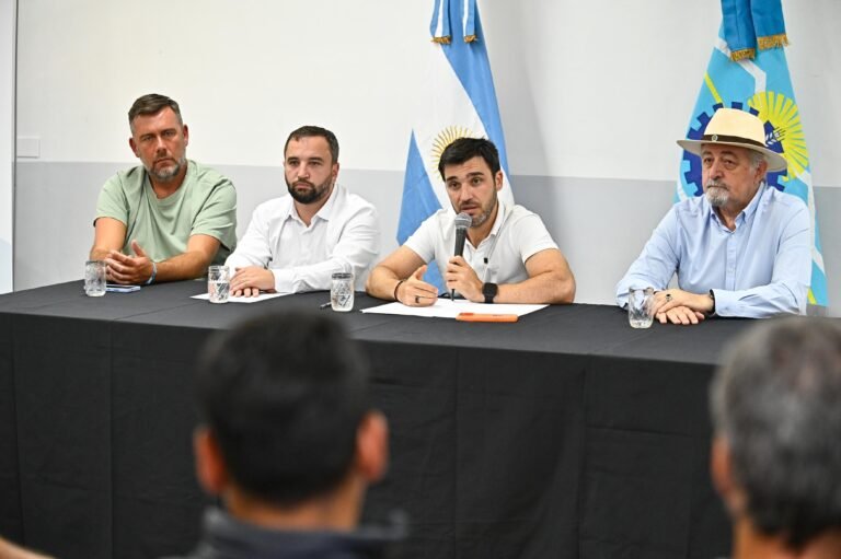 Torres encabezó la licitación de la obra del conducto pluvial de descarga al mar