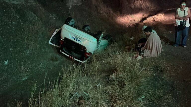 Siniestro vial en el camino Roque González: un vehículo volcó bajo la lluvia