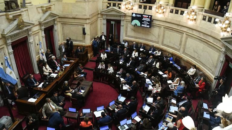 Tras una sesión maratónica, el Gobierno obtuvo la media sanción de la reforma laboral en el Senado