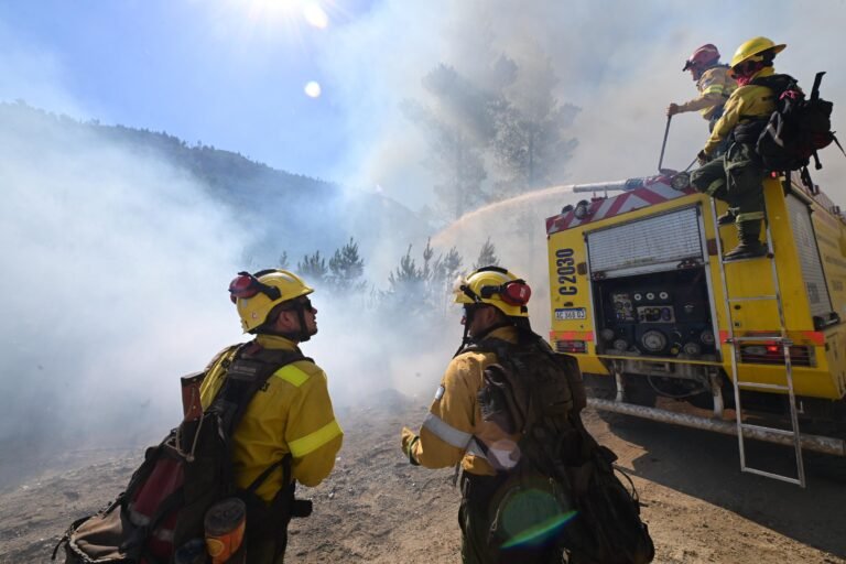 Brigadistas de Chubut y de otros puntos del país siguen combatiendo los incendios forestales en la Cordillera