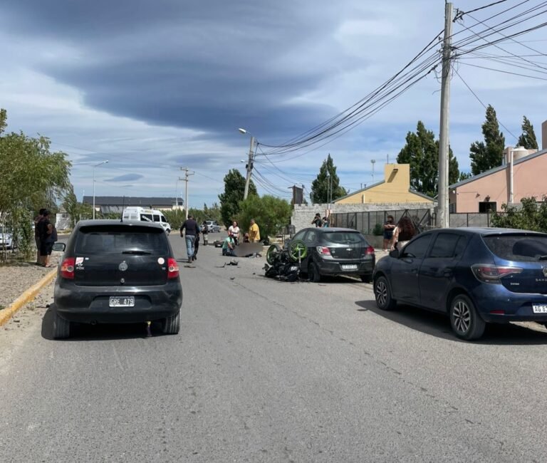 Tragedia en Kilómetro 8: Un motociclista murió tras chocar contra un auto estacionado
