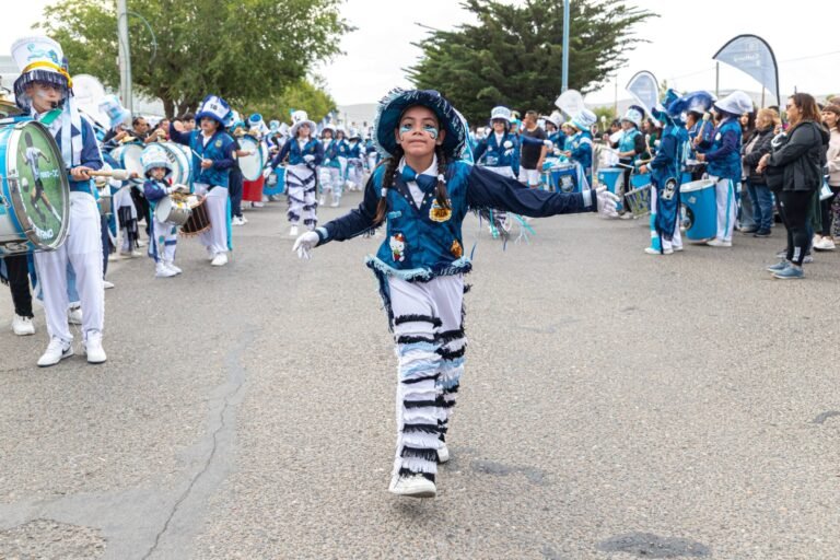 Máscaras, color y comparsas: el barrio San Martín se prepara para celebrar la primavera