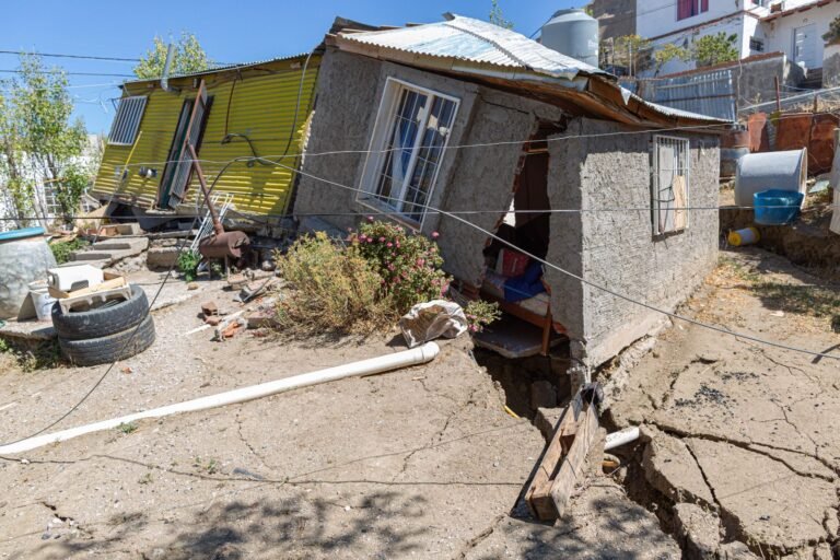 Vecinos de Sismográfica denunciaron a la Municipalidad por el derrumbe del cerro Hermitte