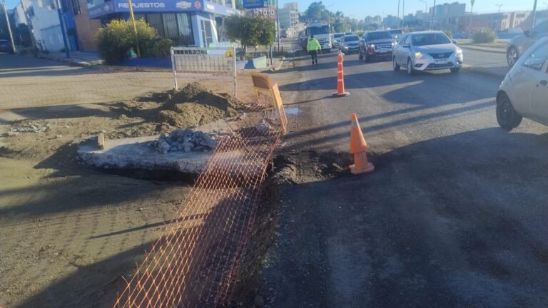 Advierten por un hundimiento de calzada en avenida Yrigoyen y piden circular con precaución