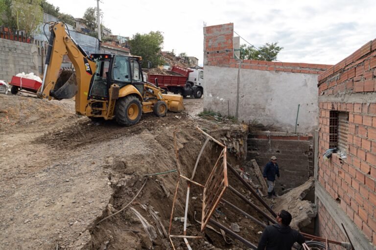 Cedió un paredón tras desmoronarse un terreno en La Floresta