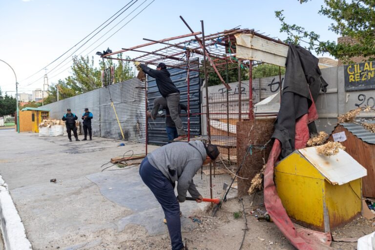 Retiraron un precario puesto céntrico que era utilizado para pernoctar