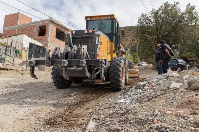 Mantenimiento vial: avanzan los trabajos de repaso y enripiado en barrio La Floresta