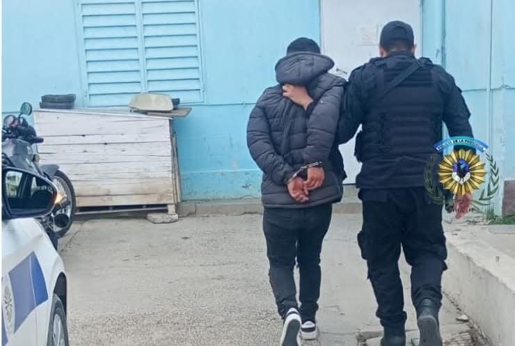 Una mujer detuvo a un patrullero y entregó al autor de un robo: se llevaba una bicicleta y herramientas