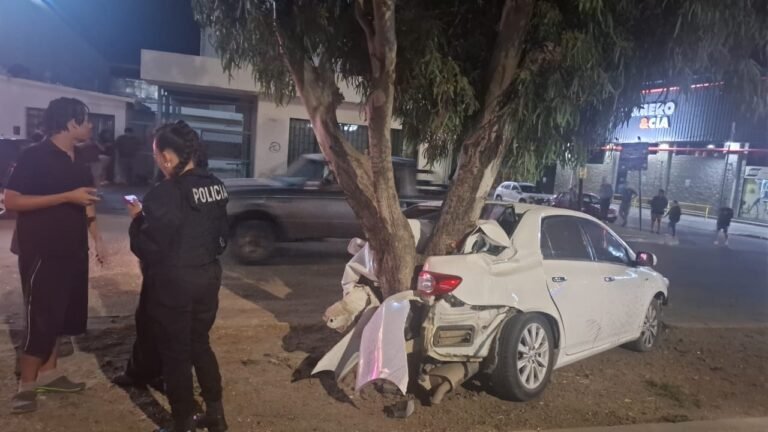 Intentó esquivar a un motociclista y terminó chocando contra un árbol