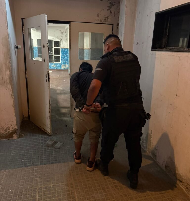 Forzó una vivienda, escapó por los techos pero tras una persecución lo atraparon