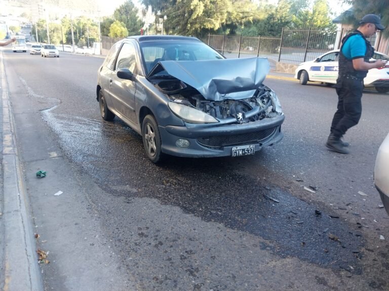 Dos vehículos protagonizaron un choque en Fray Luis Beltrán: sin lesionados