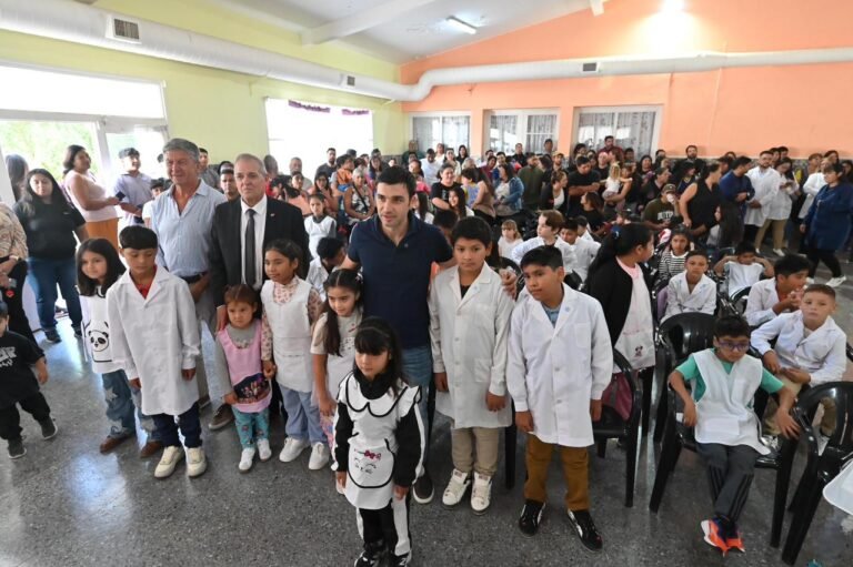 Torres inauguró el Ciclo Lectivo 2026 en Camarones y entregó tablets a instituciones educativas