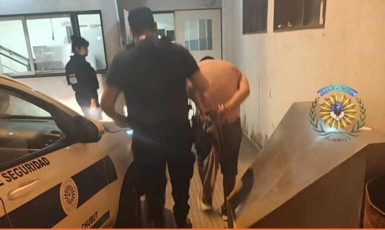 Susto en plena madrugada: un desconocido irrumpió en una casa y lo detuvieron en el baño