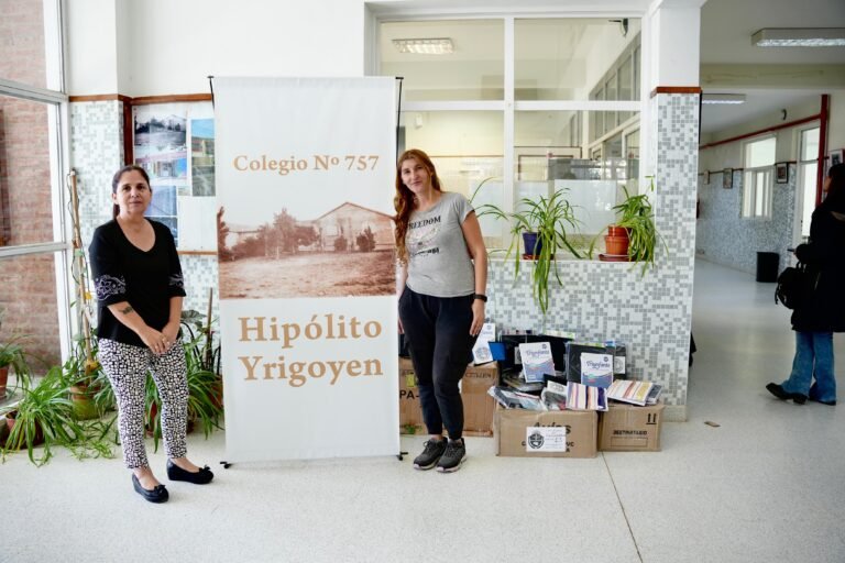 Kits escolares para alumnos afectados por el cerro Hermitte