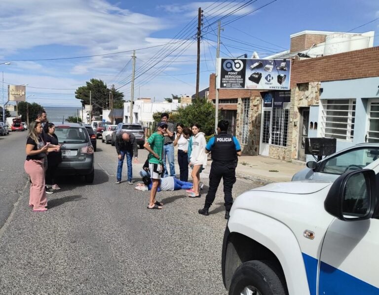 Una mujer terminó en el hospital tras ser atropellada por un vehículo