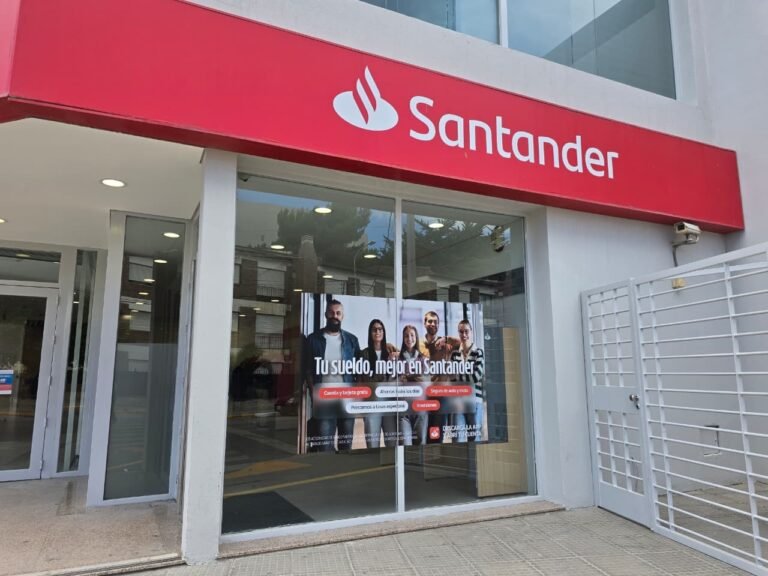 Santander profundiza el ajuste: cierres, despidos y precarización laboral