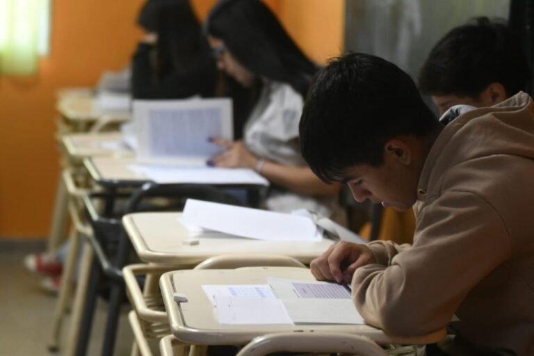 Otorgan becas al mérito académico en tecnicaturas superiores de Comodoro
