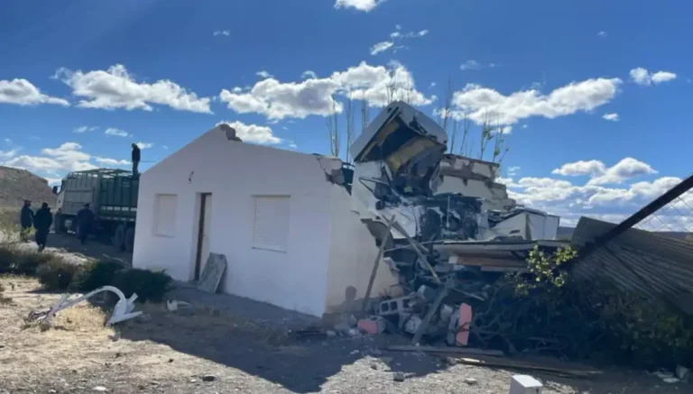 Tragedia en Chubut: un camionero muerto y un herido grave tras impactar contra una vivienda
