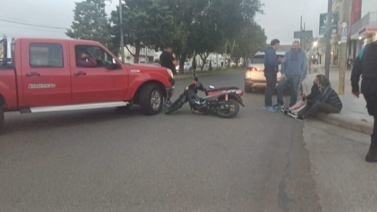 Choque entre una moto y una camioneta en Avenida Kennedy: una mujer fue asistida en el lugar