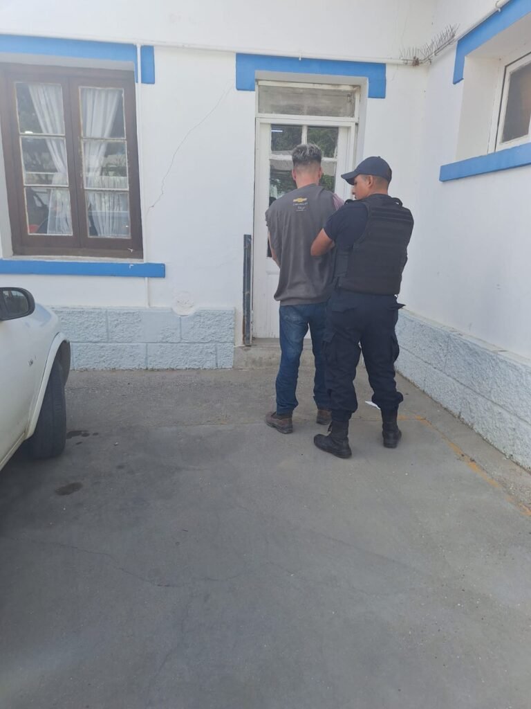 Violento episodio en el corralón policial de Km 4: rompió un auto y agredió a policías