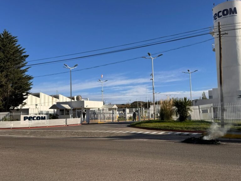 Reclamo: Petroleros solicitan el plan de inversión a PECOM