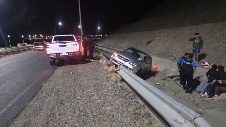 Un auto despistó y terminó en un canal de desagüe frente al Cenotafio: una mujer resultó herida