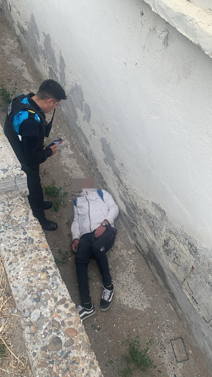 Estaba en estado de ebriedad, se cayó de un paredón y terminó hospitalizado