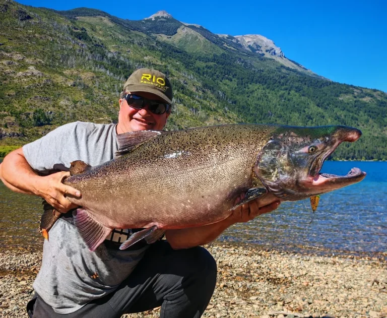 Récord histórico en El Desemboque: capturan un salmón Chinook de más de 18 kilos