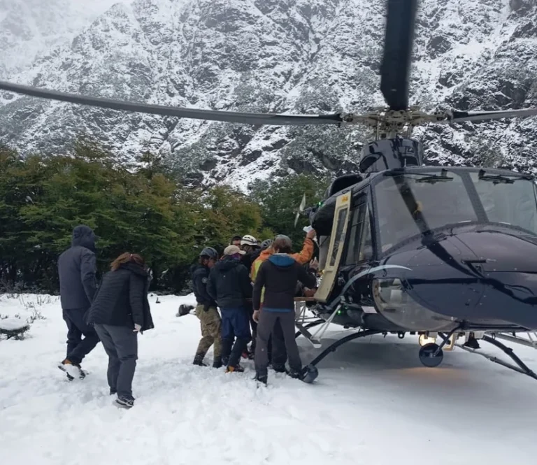 Dramático rescate en El Bolsón: un árbol cayó sobre un turista y debieron evacuarlo en helicóptero