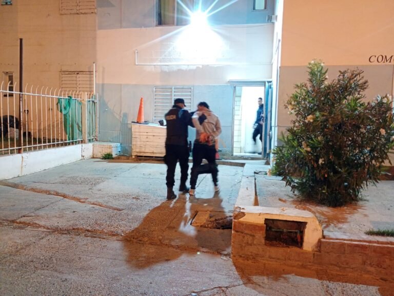 Intentaron ingresar a una casa y uno de los sospechosos fue detenido tras una persecución por los techos